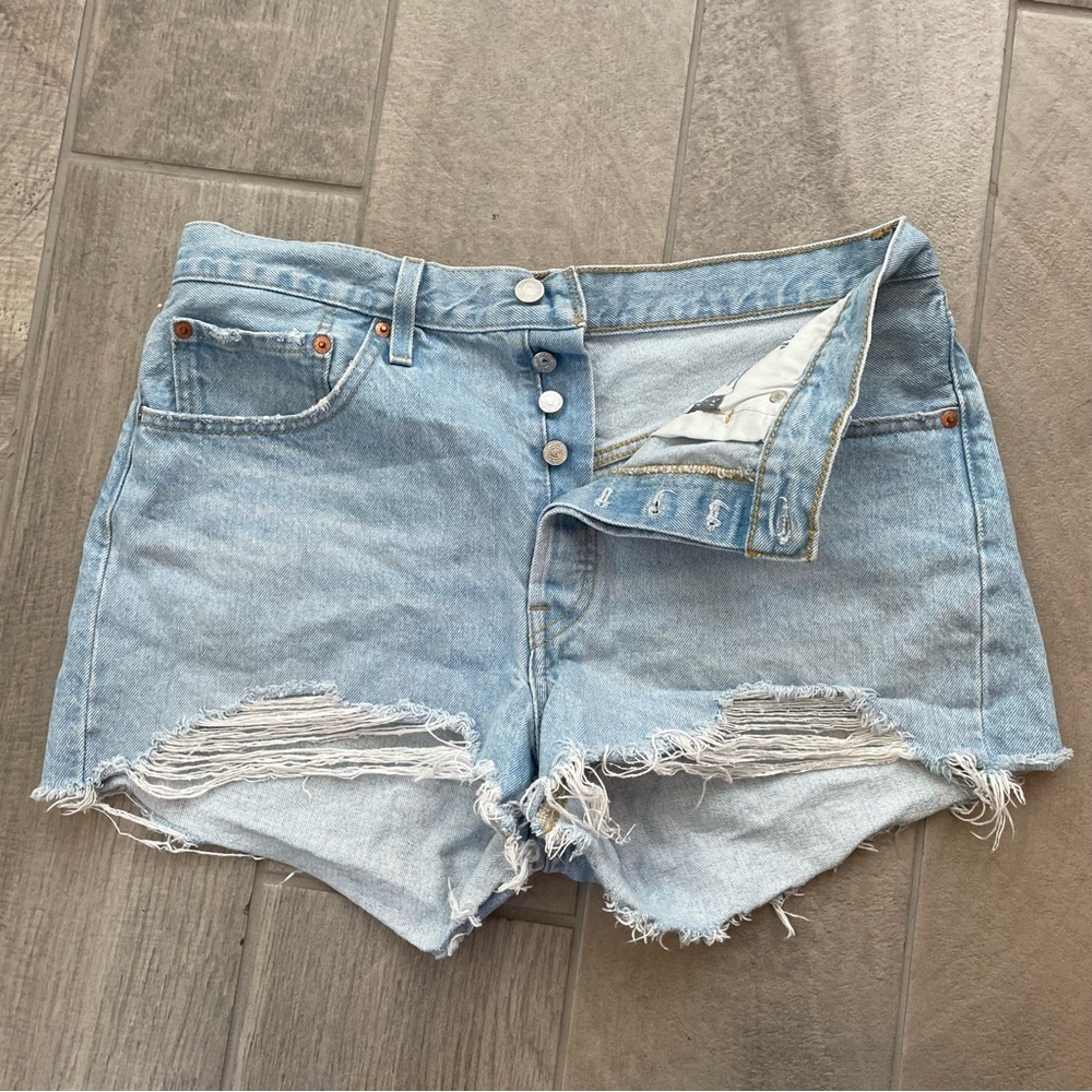 Levis Denim Cutt off Light Wash Shorts Size 32 Button Fly